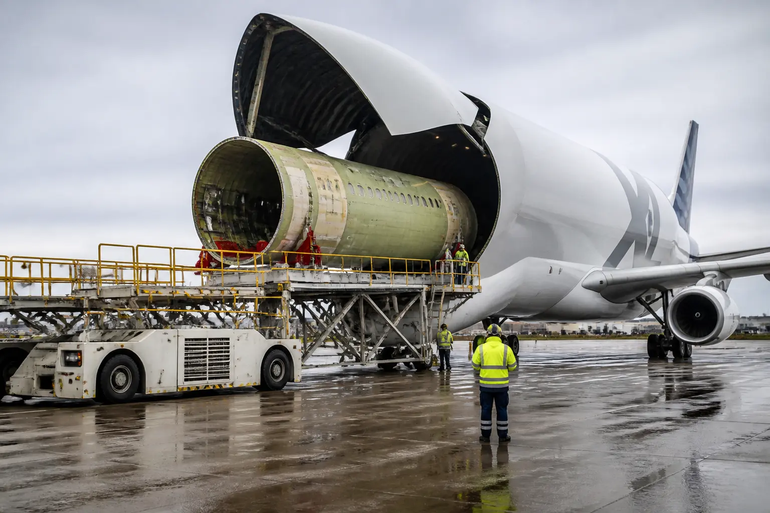 Літак Airbus Beluga XL завантажує секції фюзеляжу