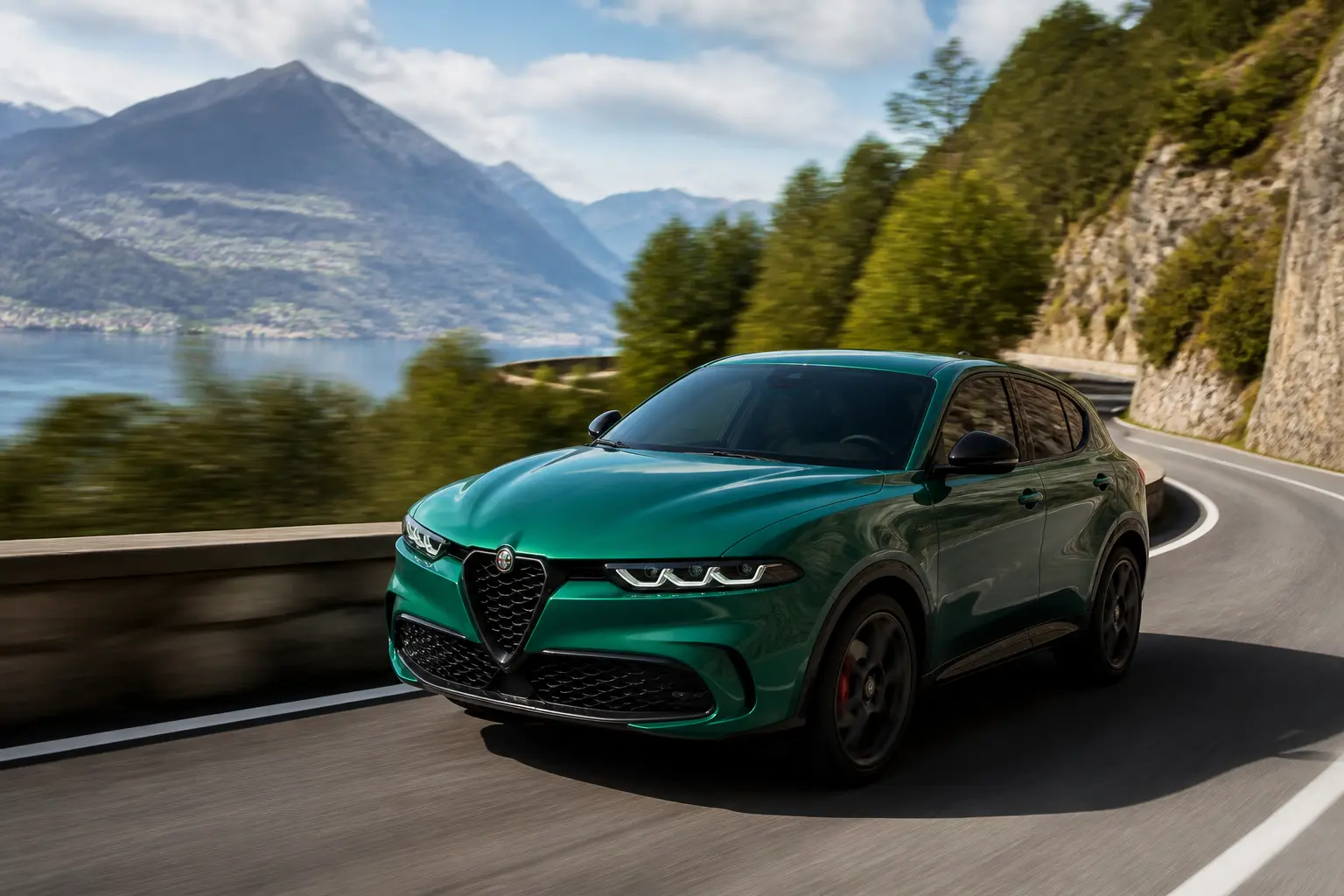 Сучасний Alfa Romeo Tonale на гірському серпантині