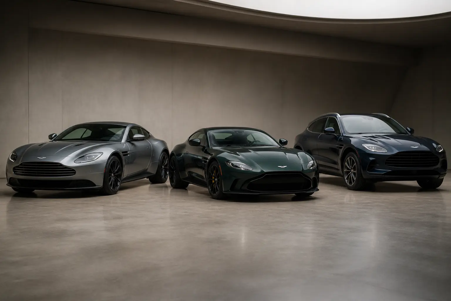 Условная студийная иллюстрация спортивных моделей и кроссовера Aston Martin