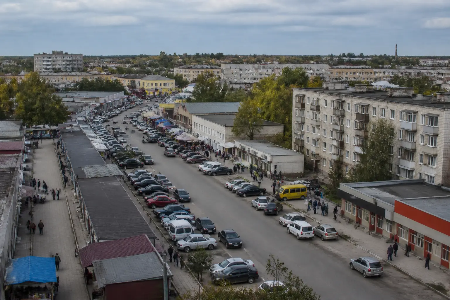 Панорама невеликого українського міста з торговельною вулицею