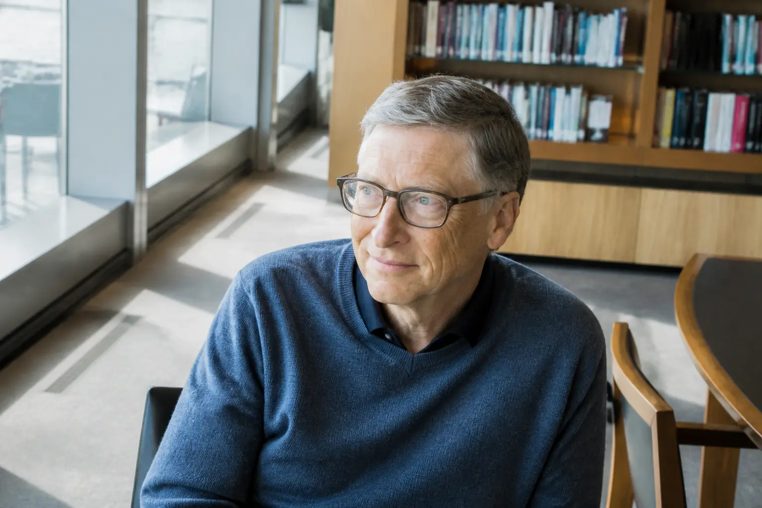 Билл Гейтс в библиотеке — соучредитель Microsoft