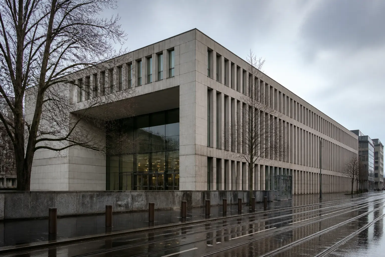 Сучасна будівля міжнародної банківської установи в європейському місті