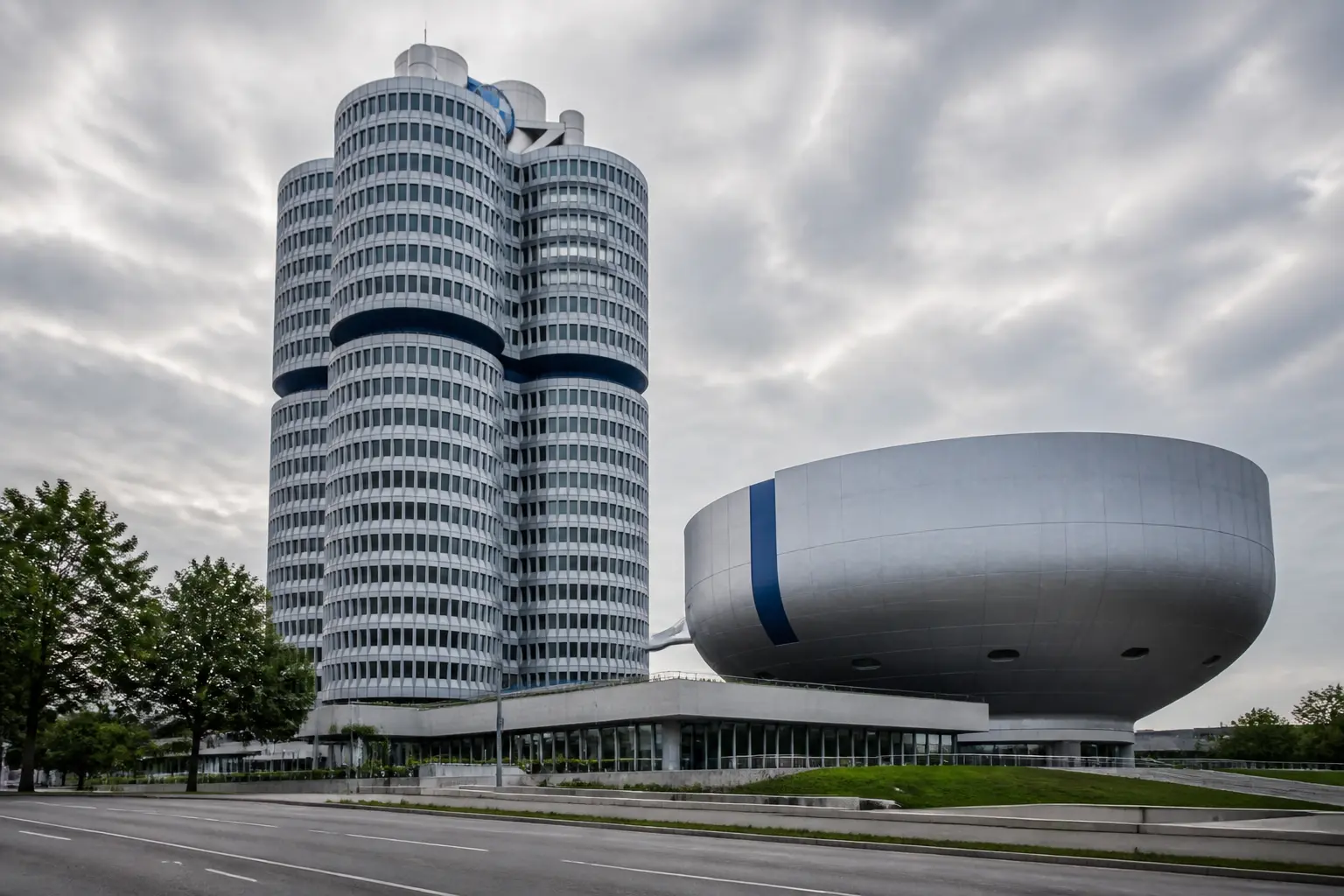 Штаб-квартира BMW в Мюнхене рядом с музеем бренда