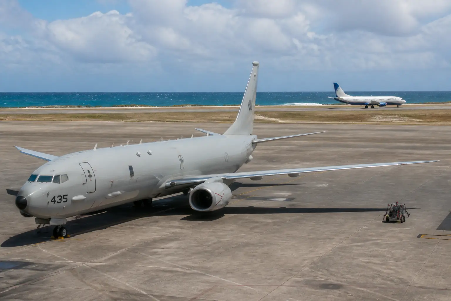 Патрульный самолет P-8 Poseidon на фоне гражданского Boeing 737