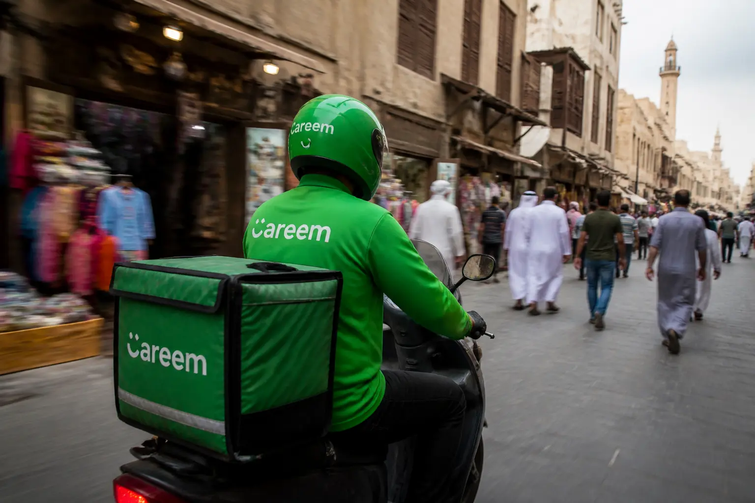 Курьер Careem на скутере доставляет заказ