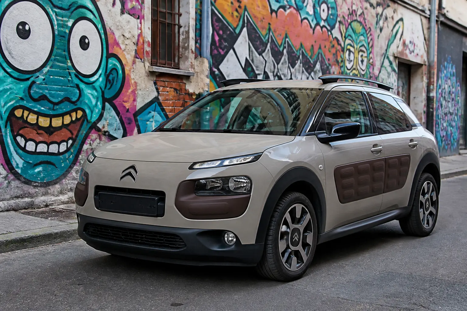 Citroën C4 Cactus с панелями Airbump на городской улице