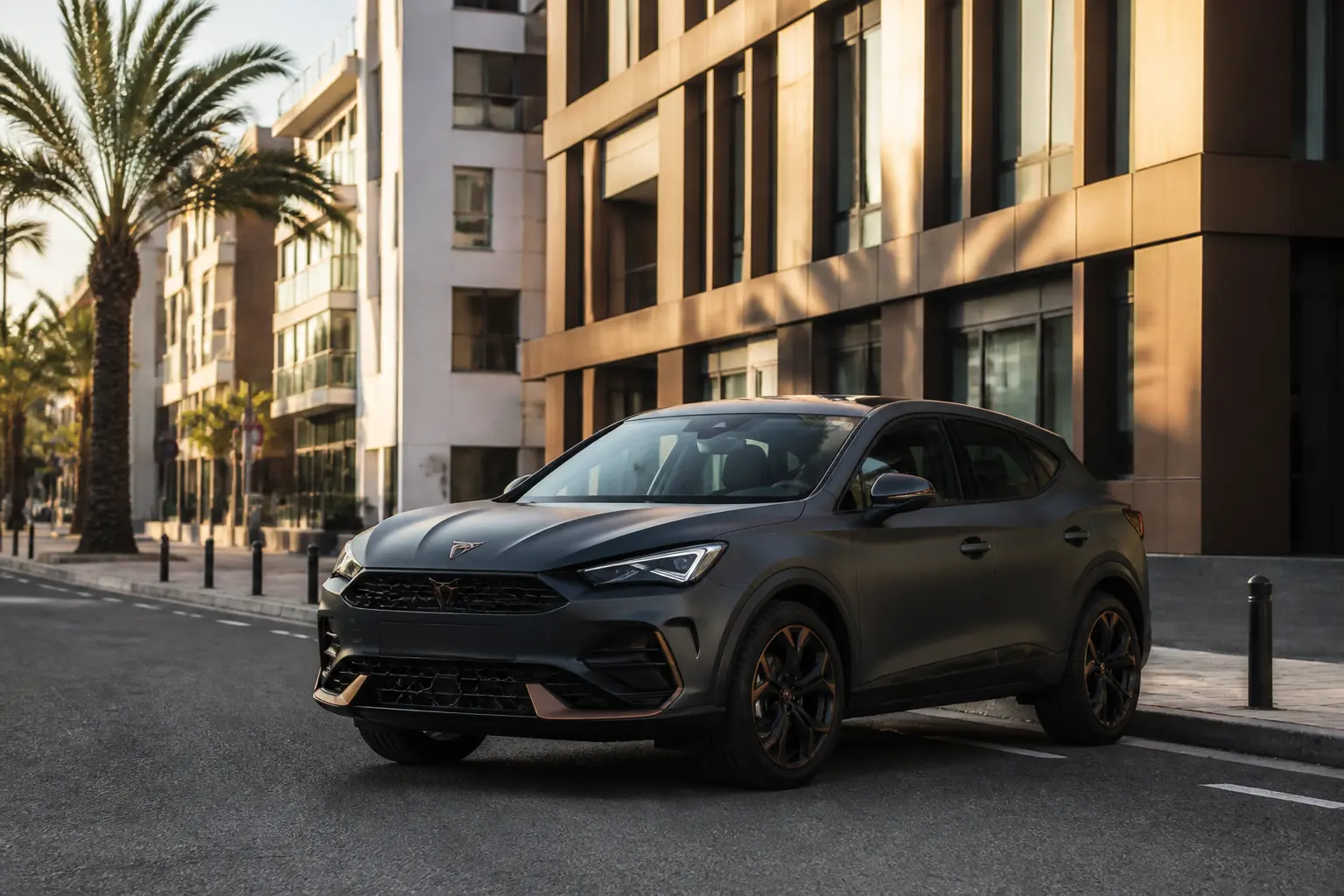 Кроссовер в стиле CUPRA на улице Барселоны