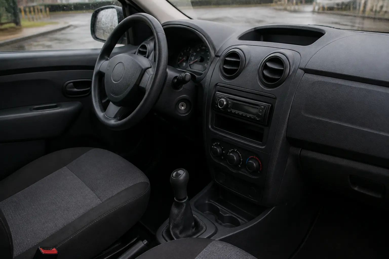 Простий і функціональний інтер'єр автомобіля Dacia