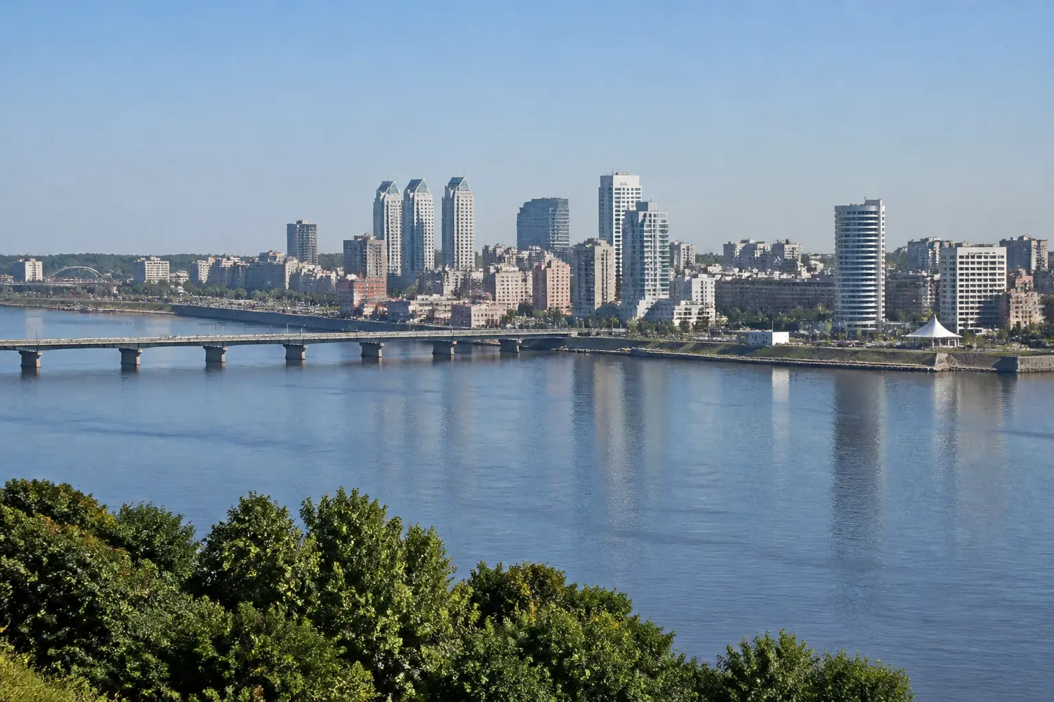 Панорама Днепра с набережной: деловой центр и мосты через реку