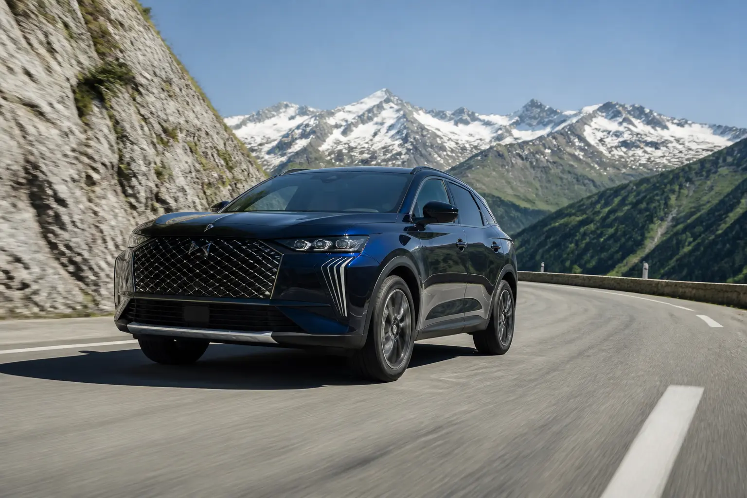Сучасний DS 7 Crossback на гірській дорозі у Французьких Альпах