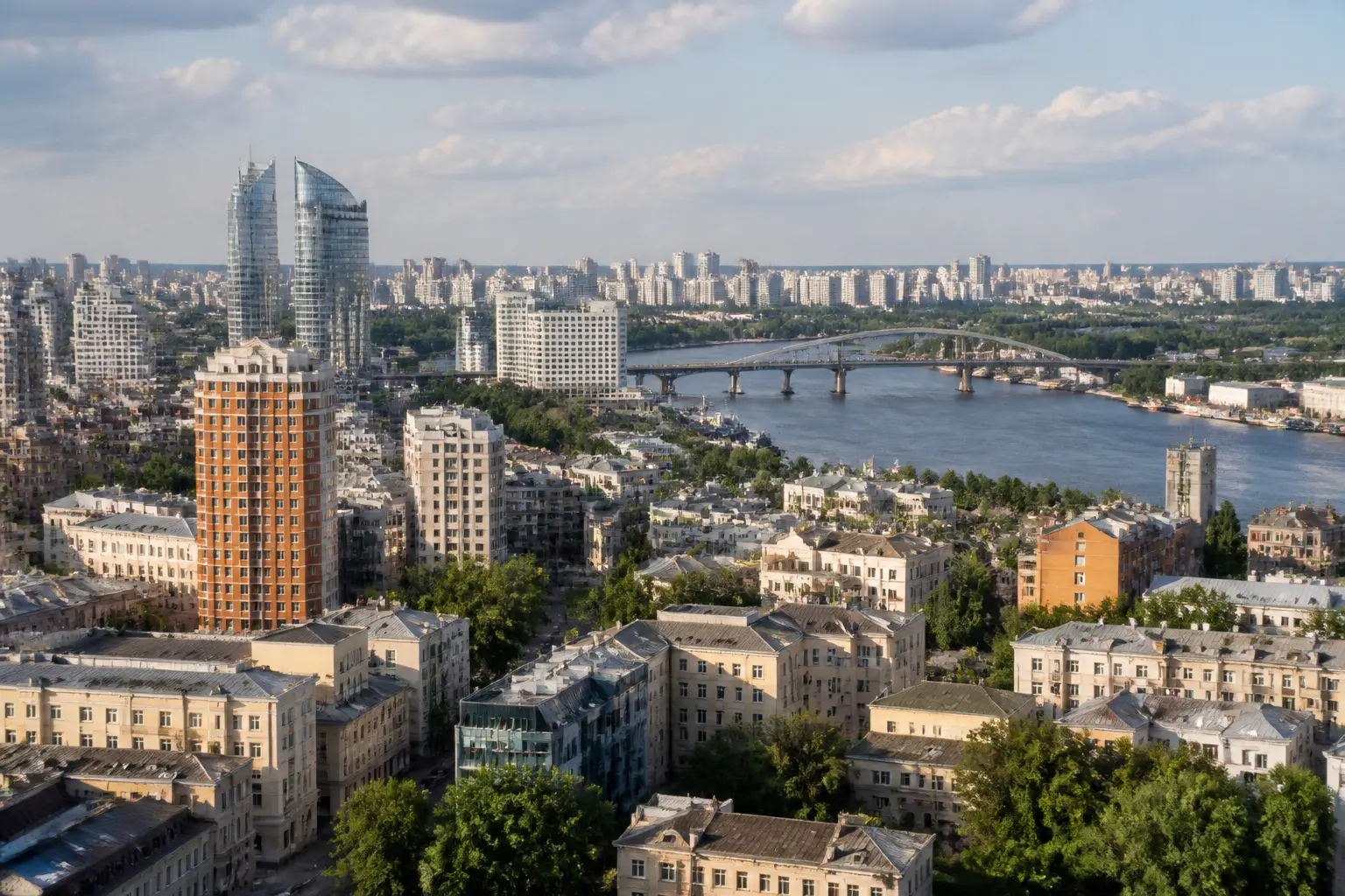 Панорама Києва з Дніпром, мостами та офісними районами столиці