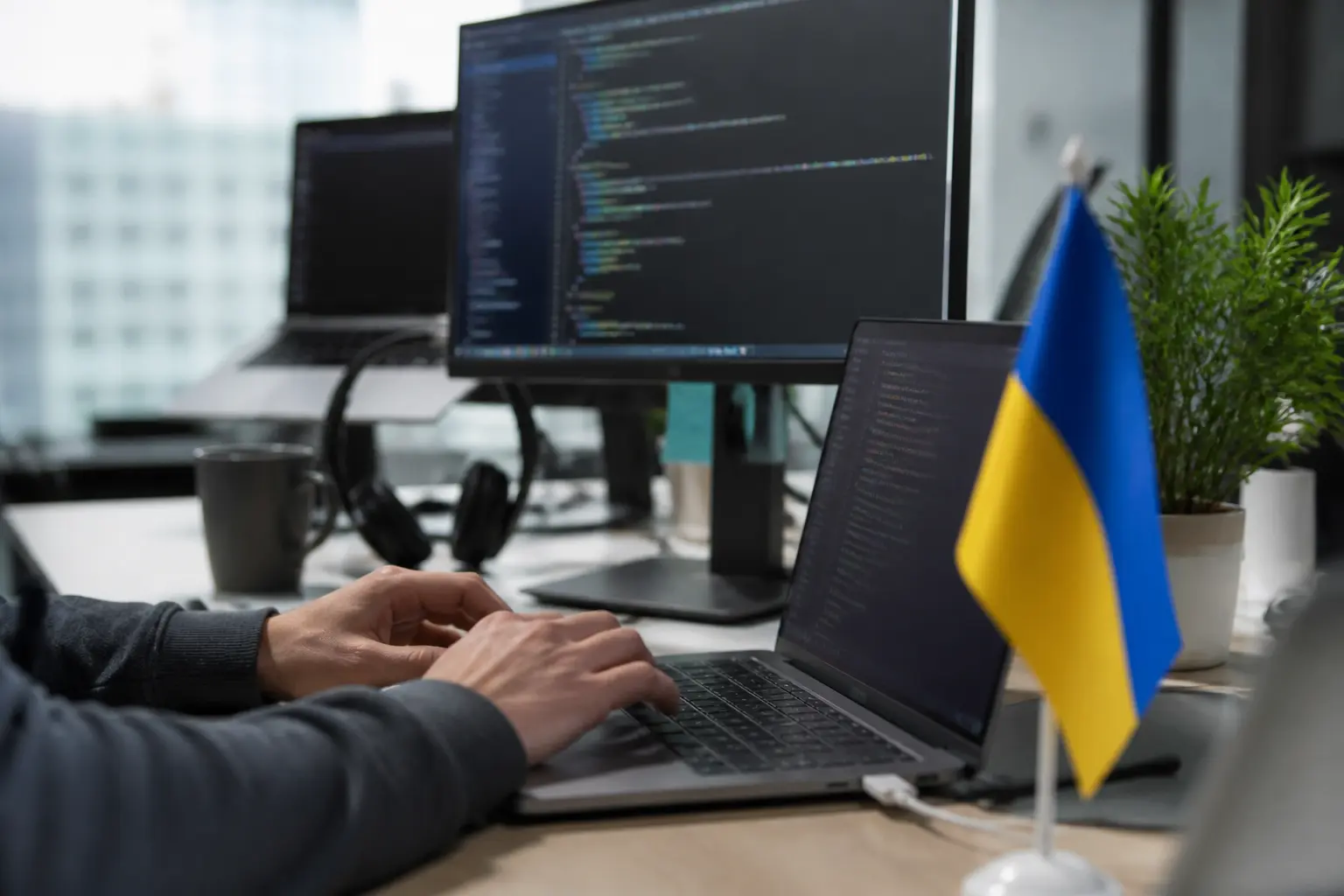 Команда розробників працює в сучасному IT-офісі