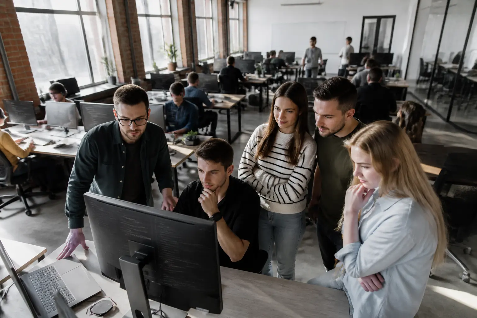 Команда розробників у сучасному офісі IT-компанії