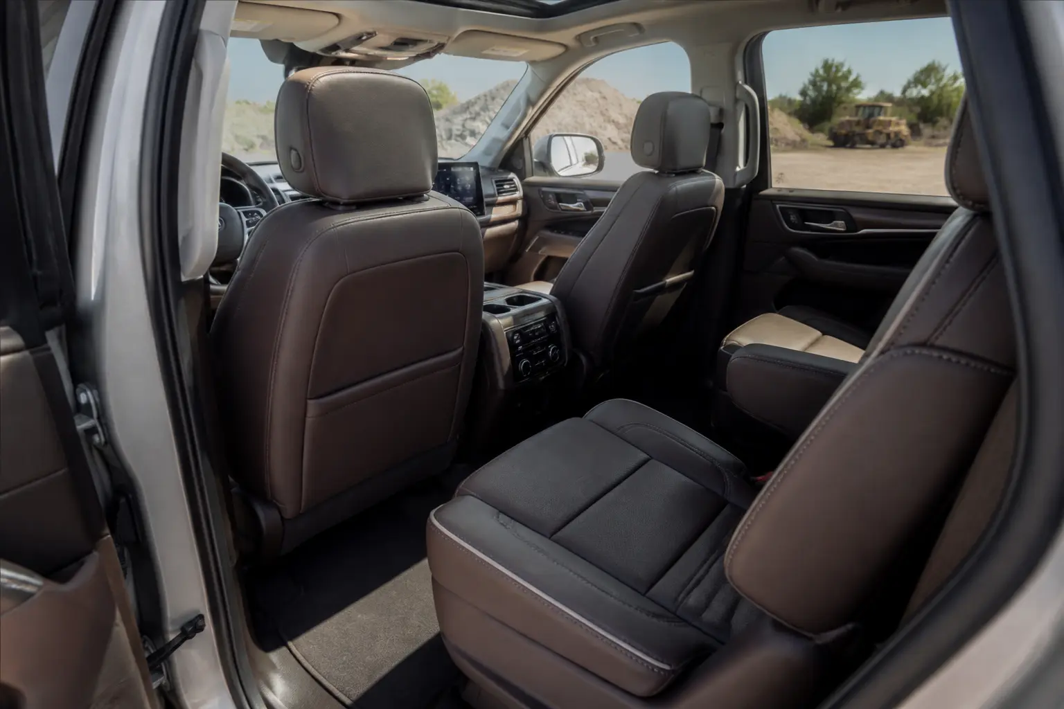 Салон GMC Yukon Denali зі шкіряними сидіннями та дерев'яним оздобленням