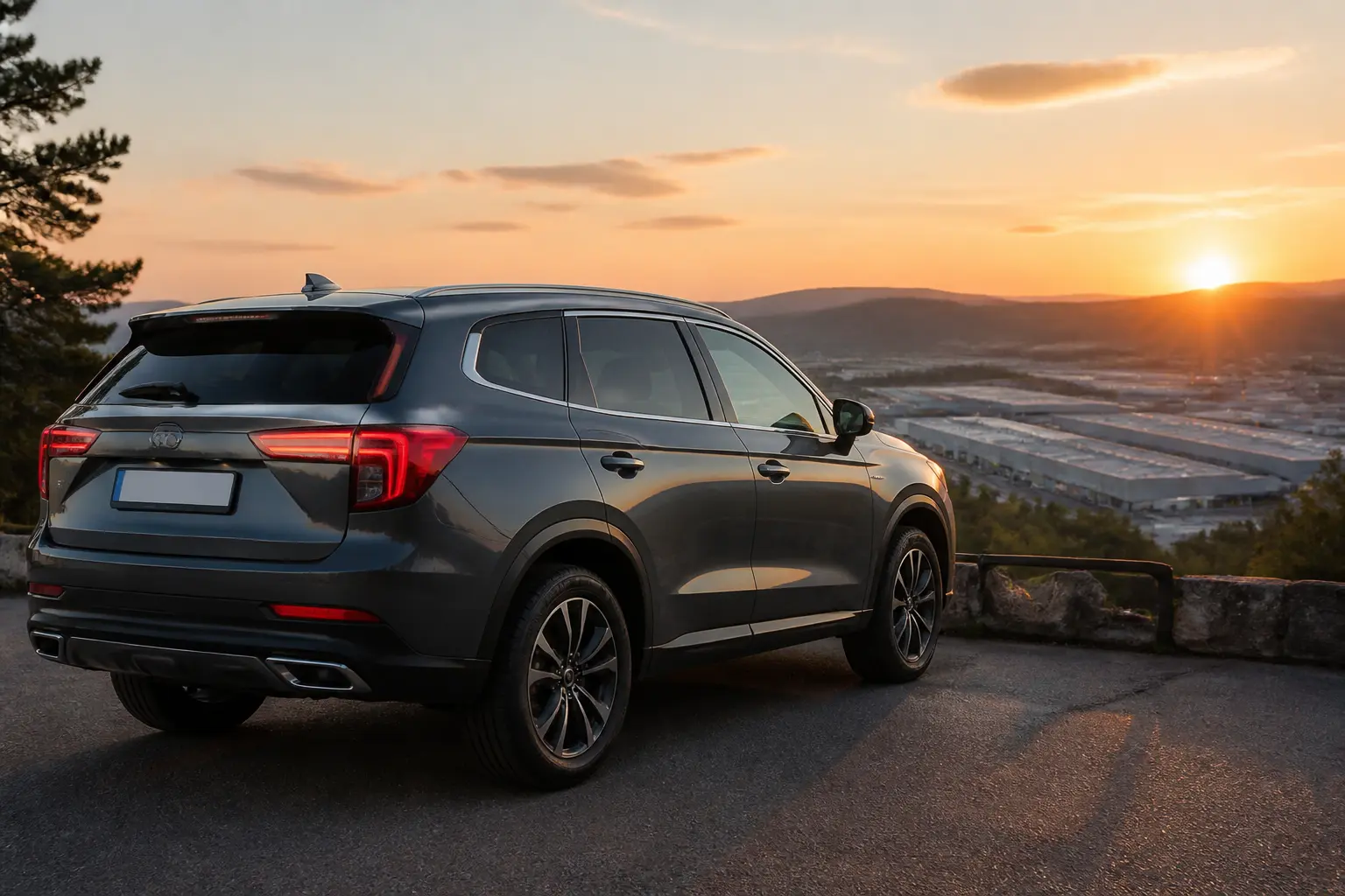 Современный внедорожник Haval на фоне заката, символизирующий становление бренда