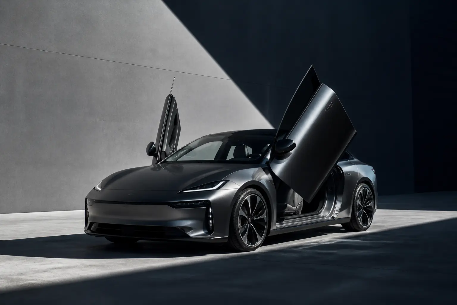 Сучасний преміальний електромобіль Hyptec у міському середовищі