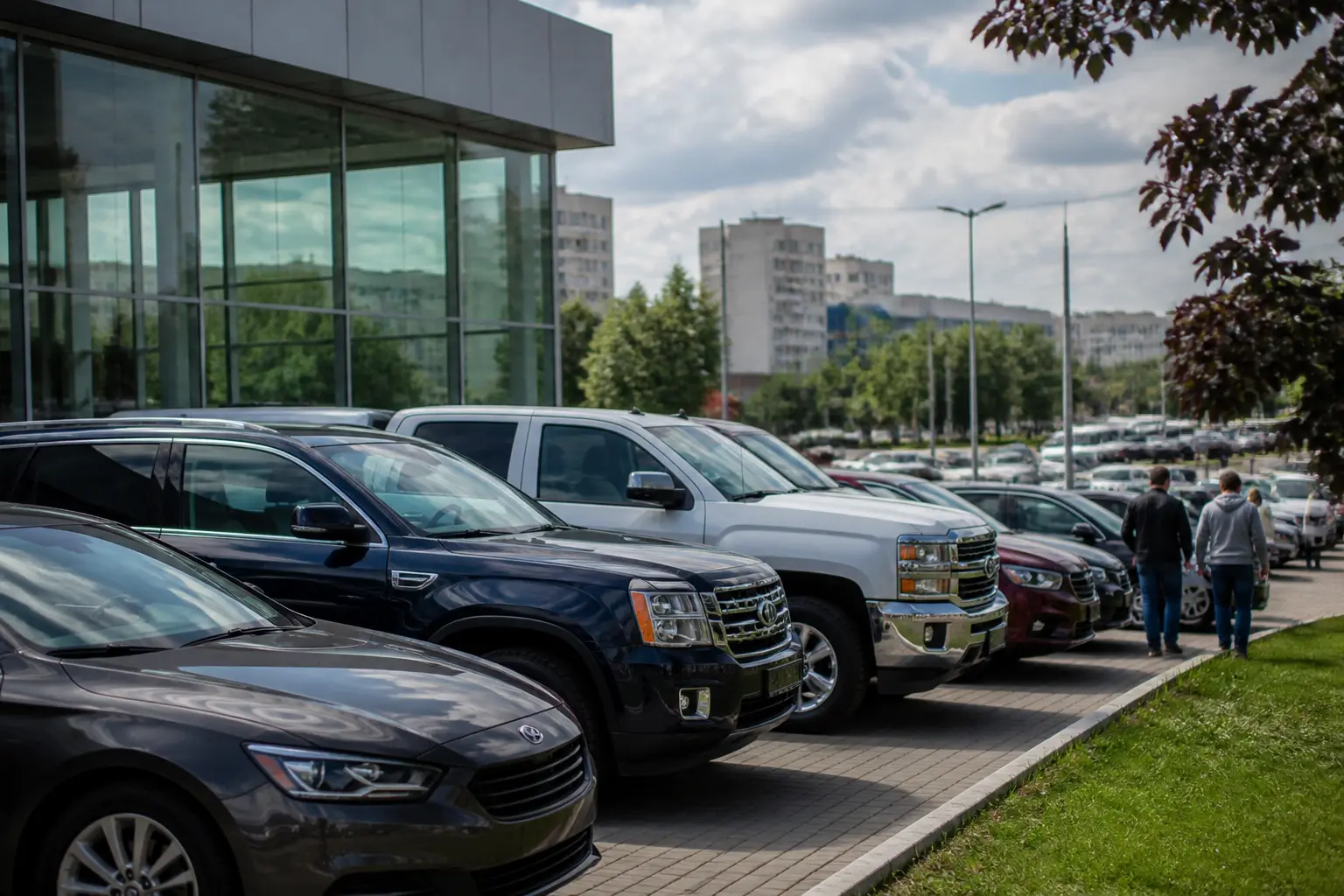 Улица с припаркованными подержанными автомобилями в Украине