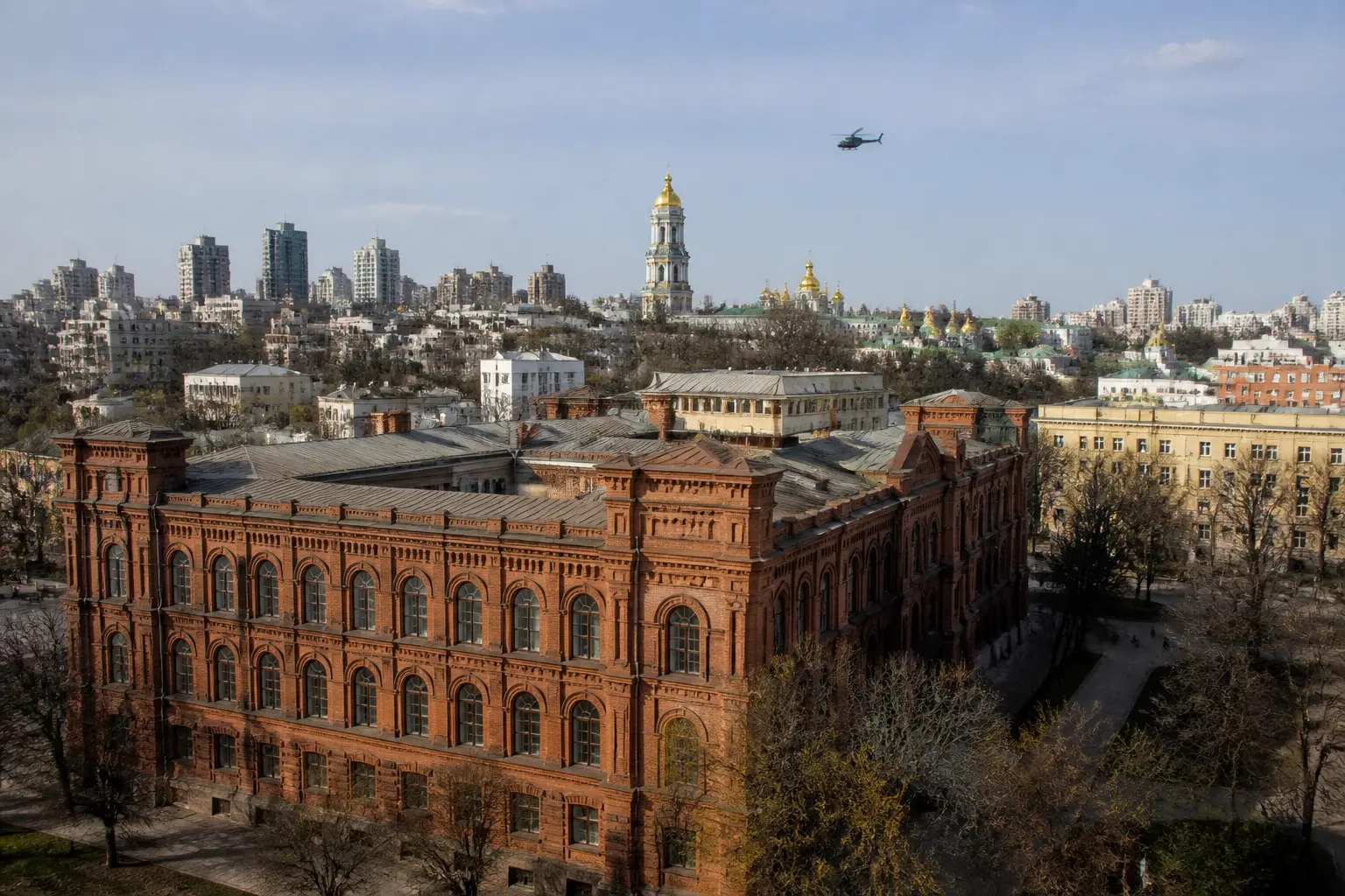 Київський політехнічний інститут і вертоліт у небі над містом
