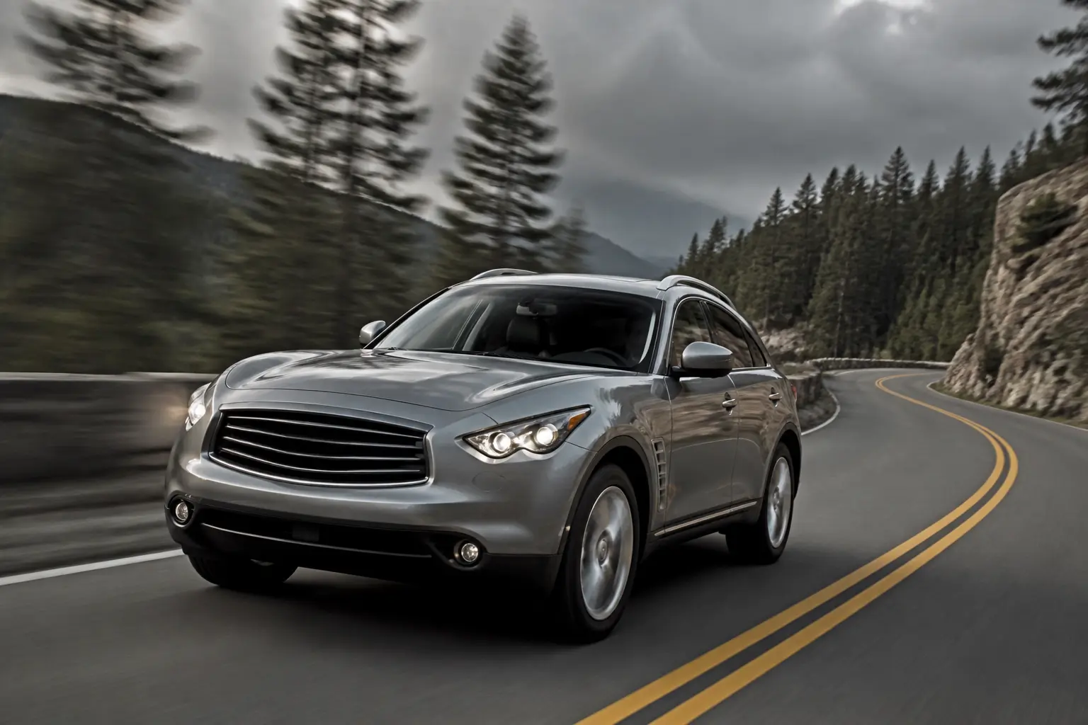 Infiniti FX на гірській дорозі, динамічний ракурс