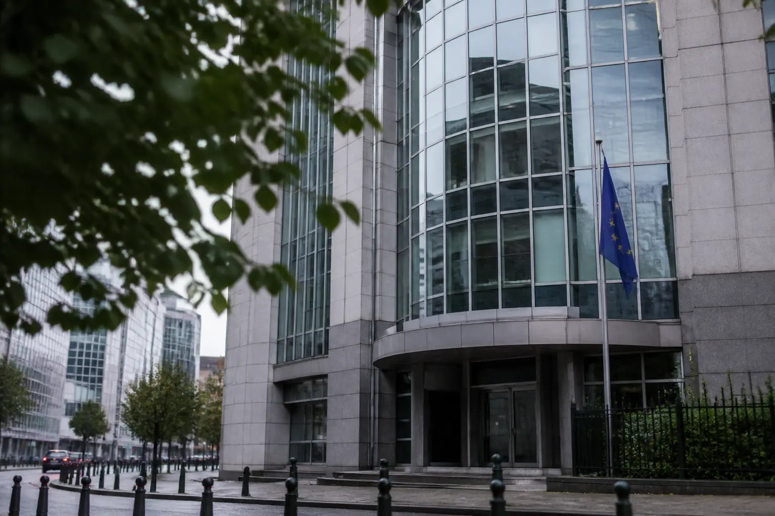 Будівля фінансового регулятора, що символізує нагляд за BNPL