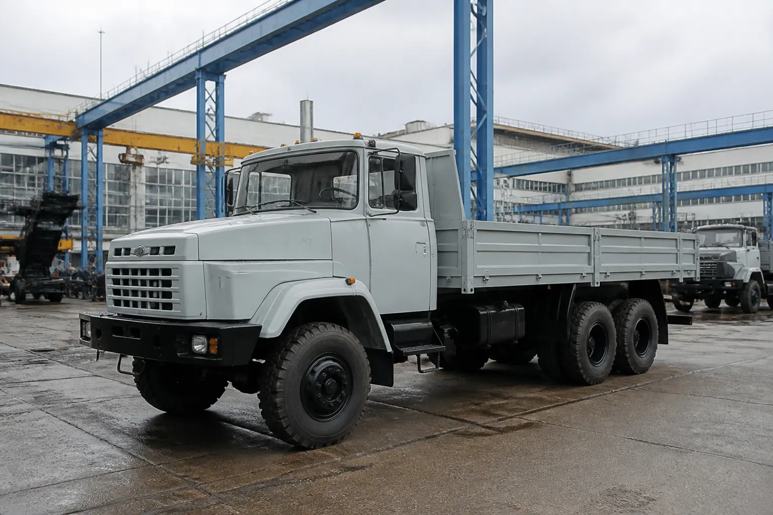 Важка вантажівка на території автомобільного заводу в Кременчуці