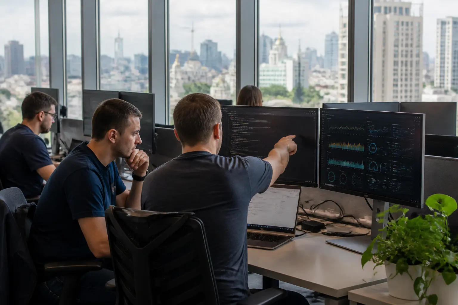 Команда разработчиков технологической компании в современном офисе