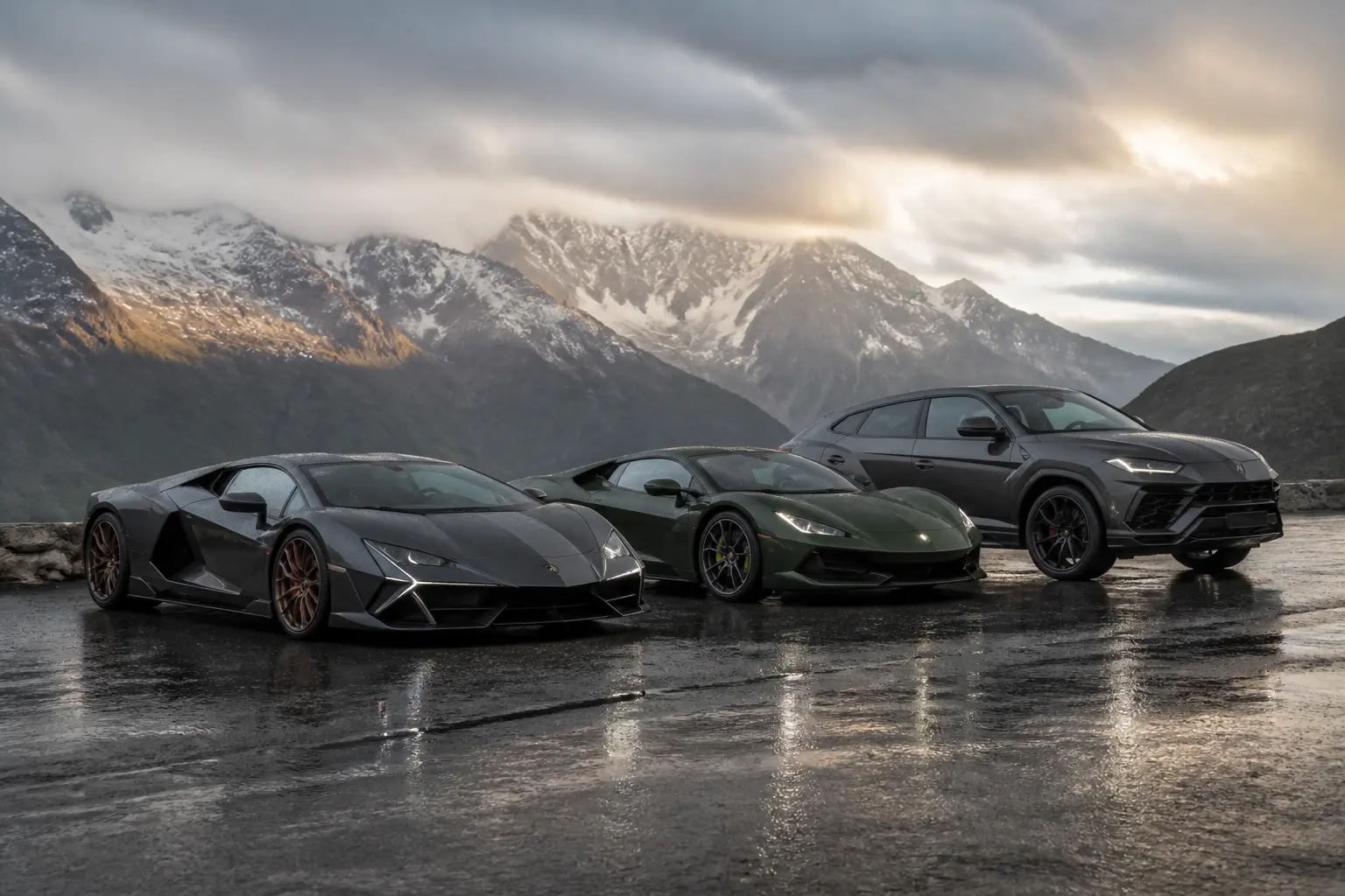 Суперкары и люксовый кроссовер модельного ряда Lamborghini на горной дороге