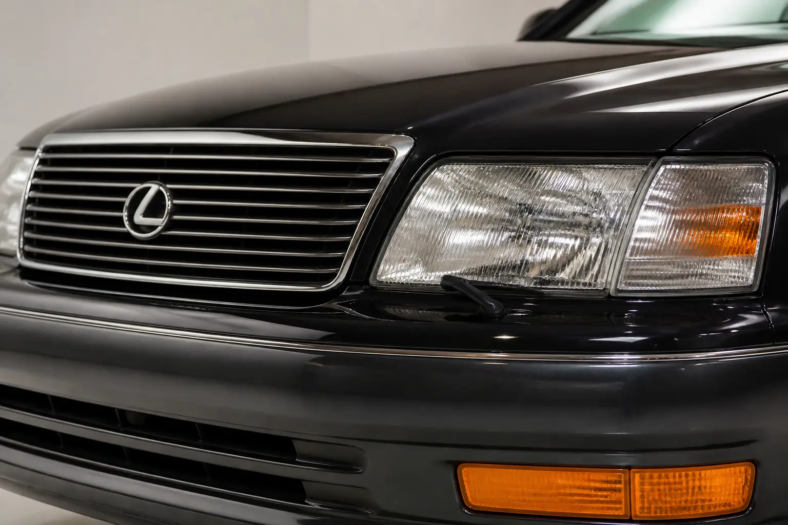 Деталь передней части Lexus LS 400 1990 года