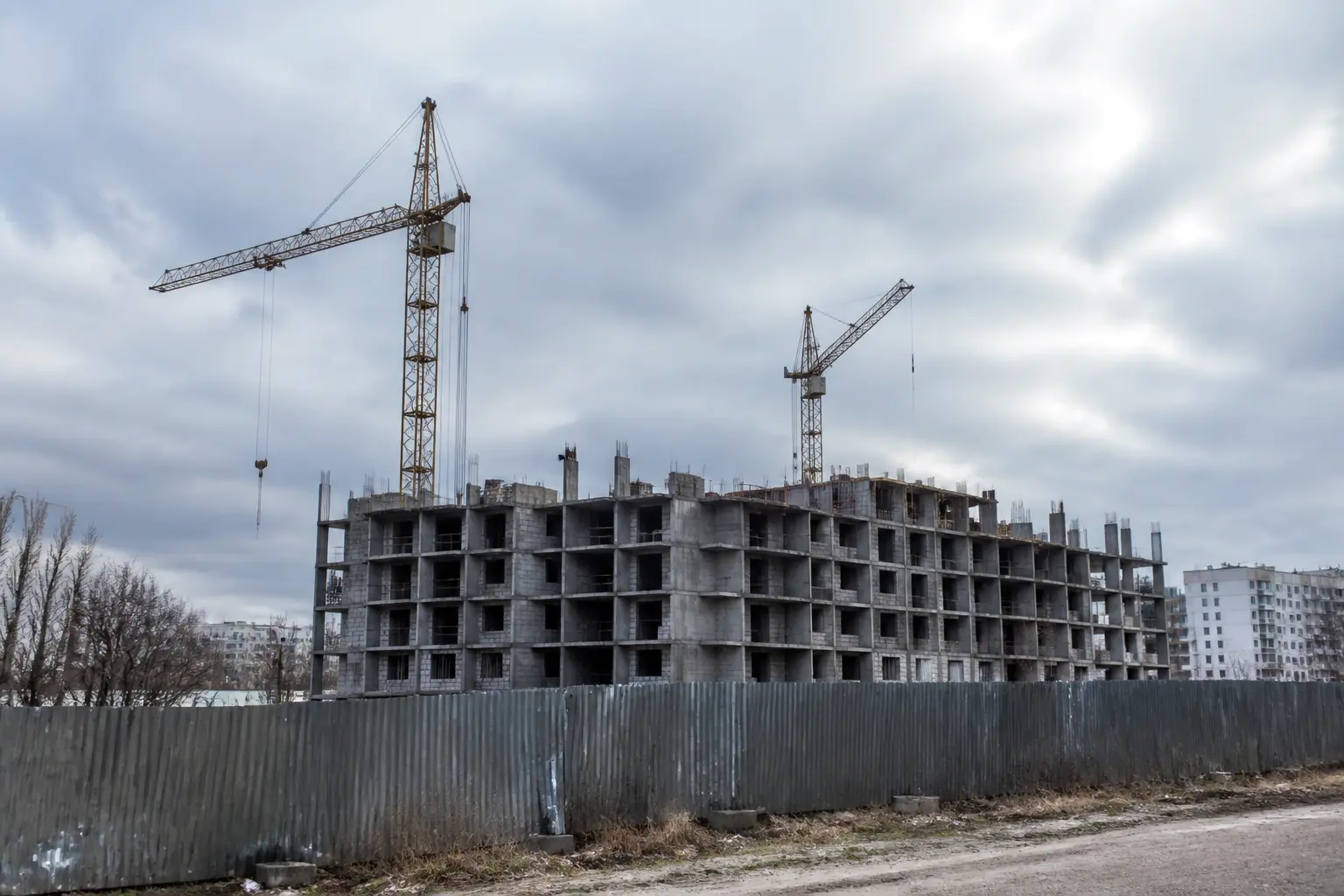 Будівельний майданчик житлового будинку в похмуру погоду
