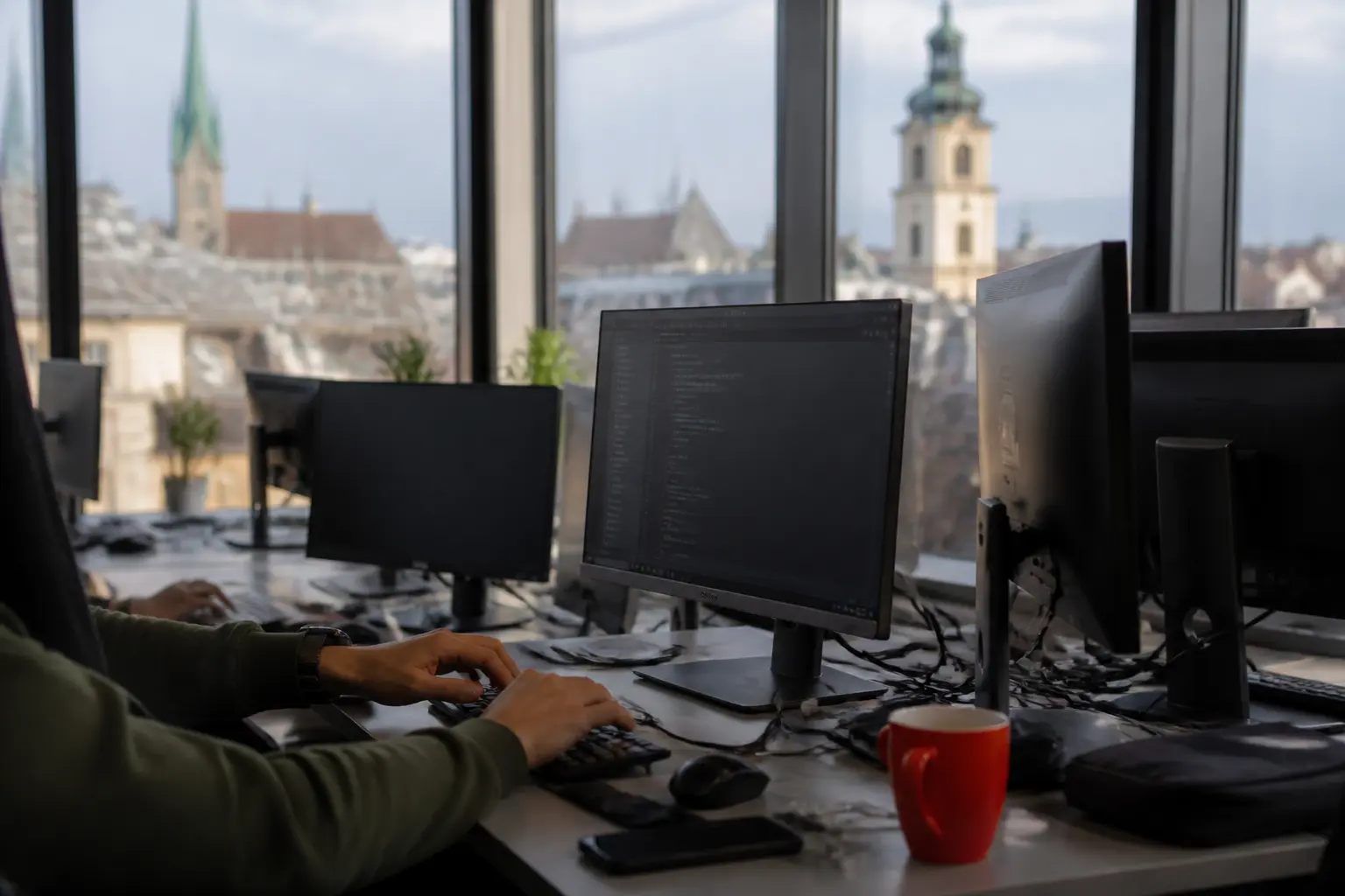 ИТ-специалисты за работой в современном офисе во Львове