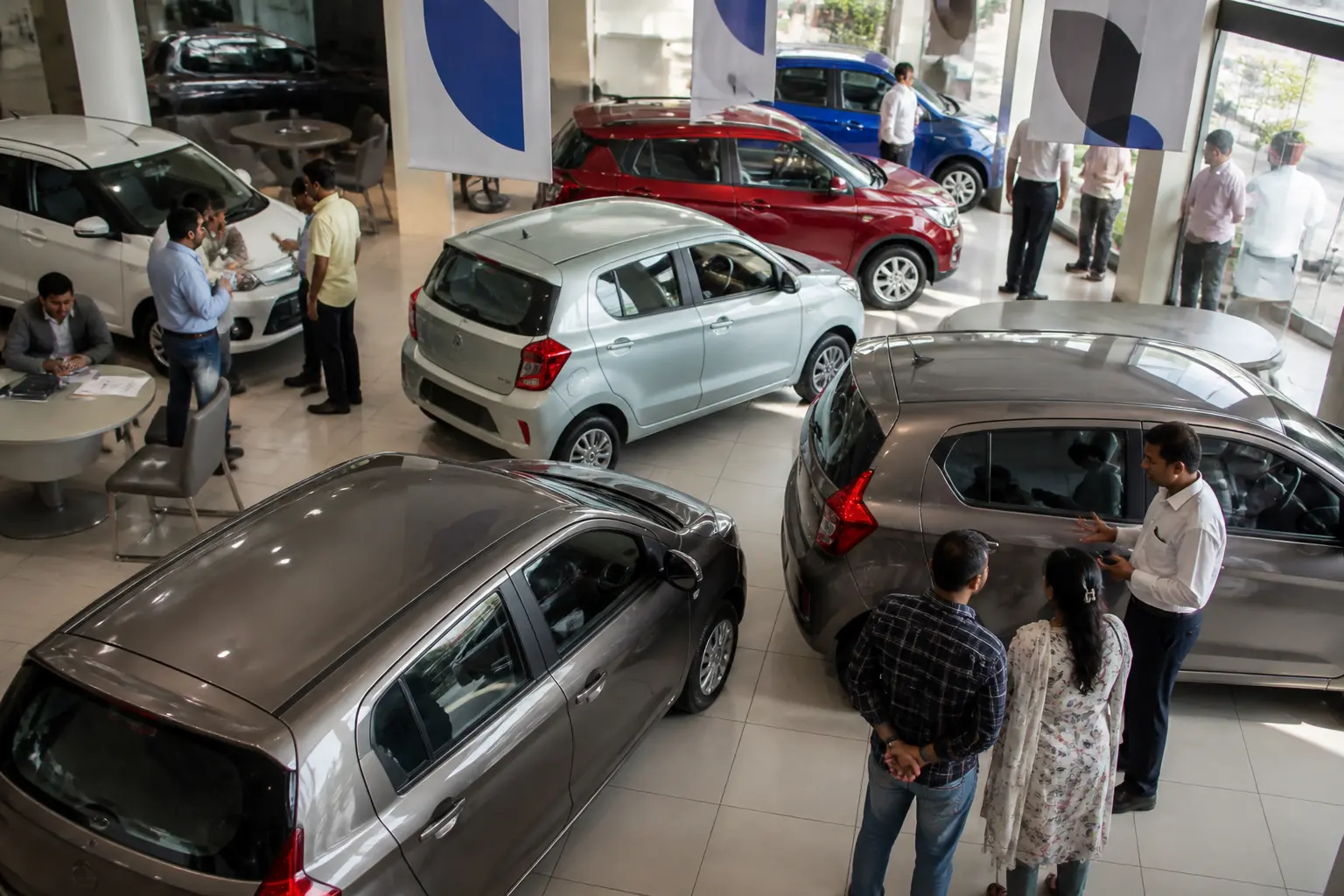 Пожвавлений дилерський центр Maruti Suzuki в Індії з покупцями