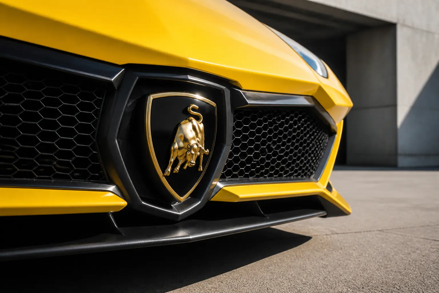 Золотий бик Lamborghini на решітці жовтого суперкара
