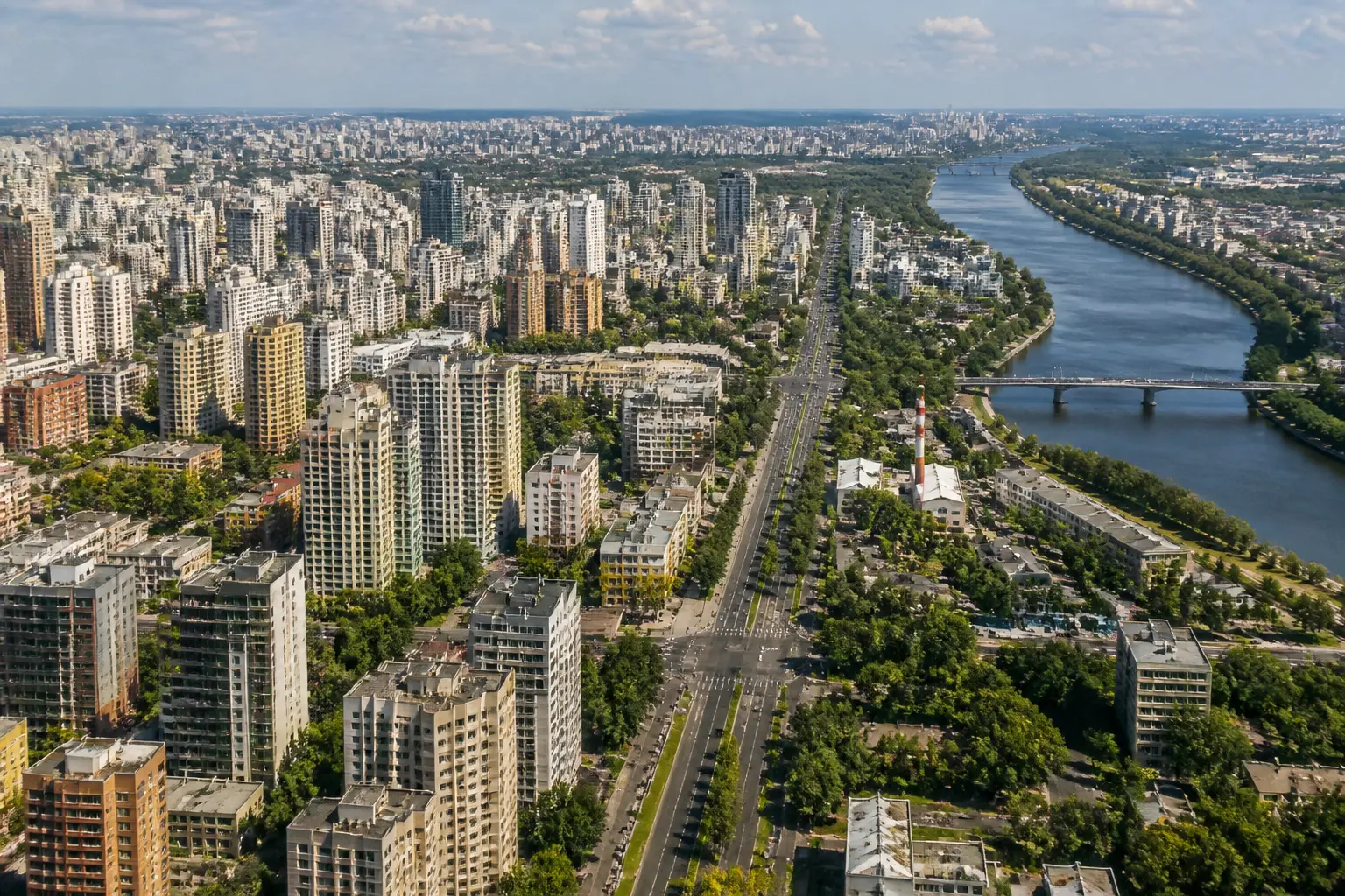 Панорама густо застроенного современного города с высоты