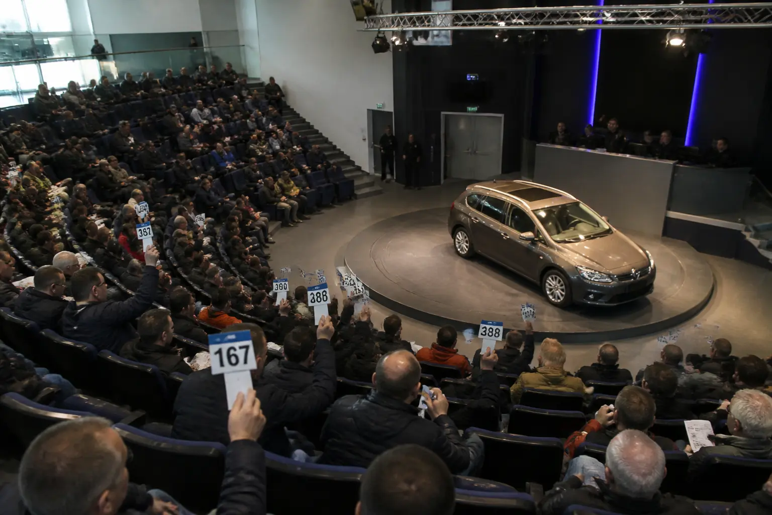 Автомобільний аукціон з людьми, що беруть участь у торгах