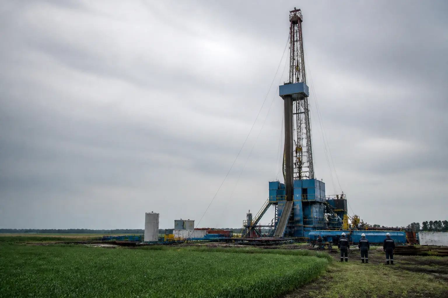 Буровая вышка на газовом месторождении среди полей