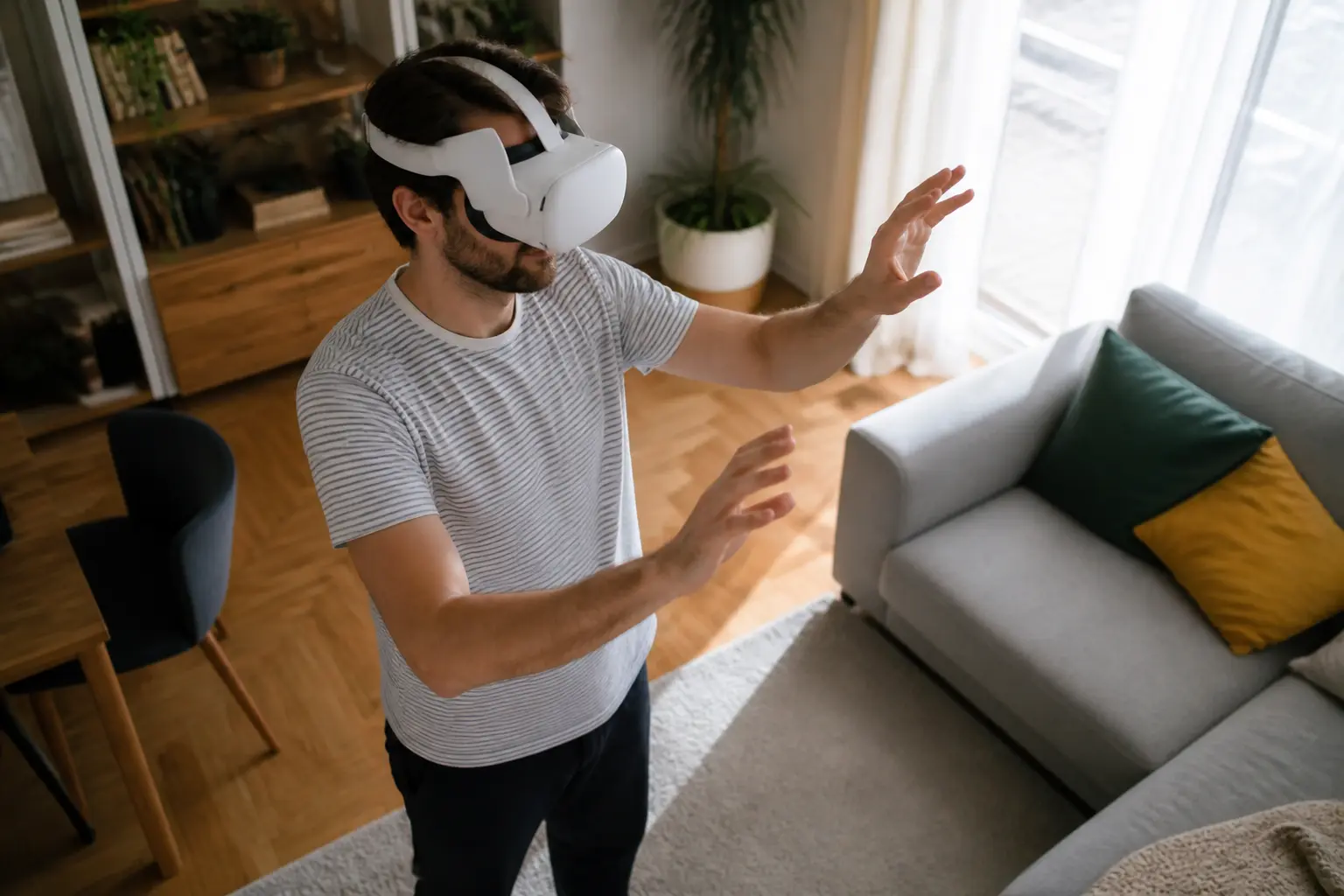 Людина у VR-гарнітурі вдома як символ ставки Meta на метавсесвіт
