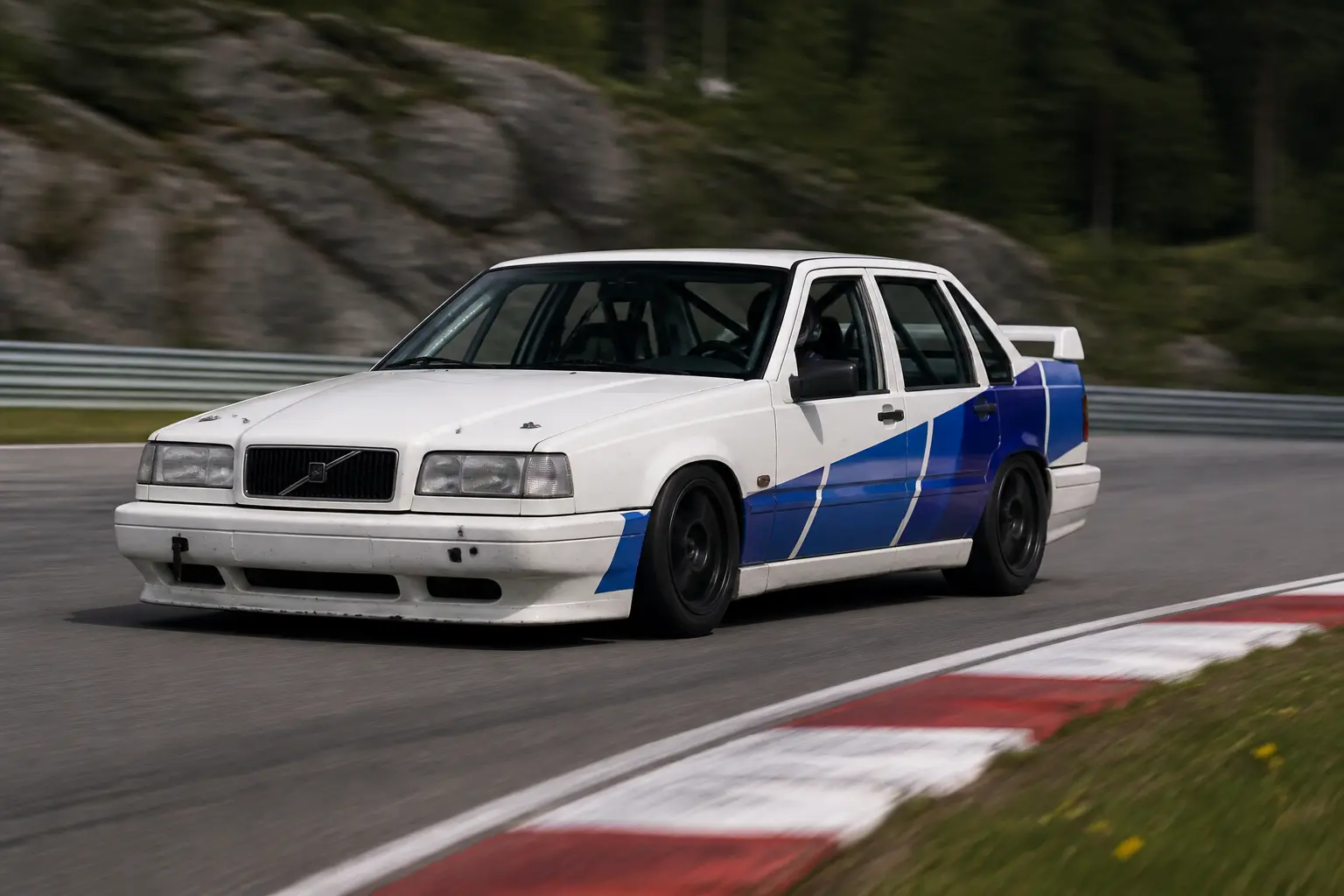 Volvo 850 гоночної команди Flash Engineering на трасі STCC