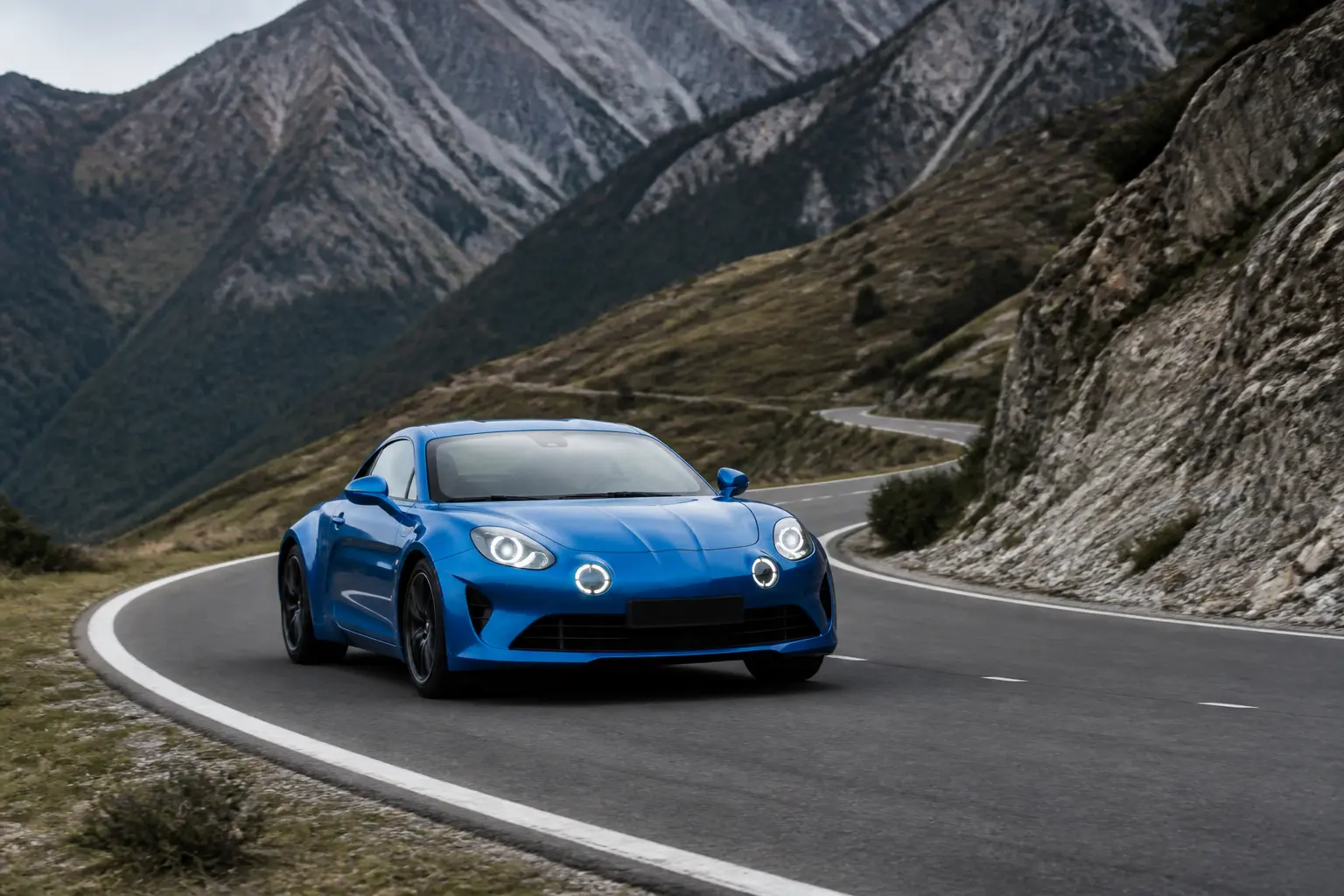 Электрический спорткар Alpine на горном серпантине