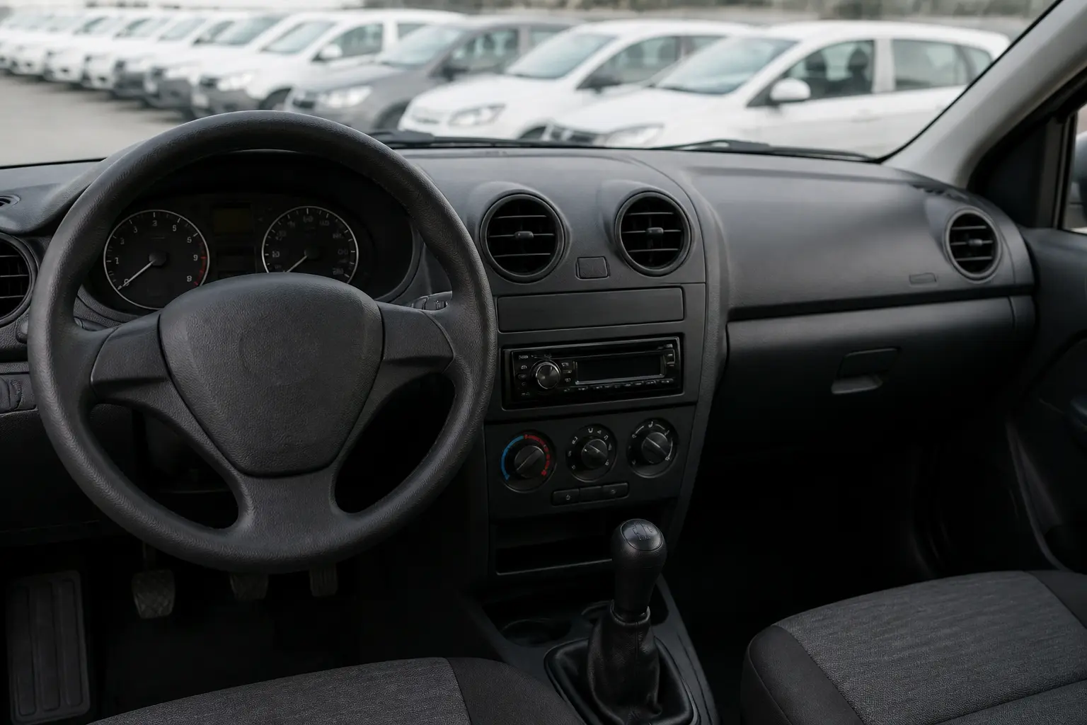 Упрощенный интерьер fleet-версии автомобиля с базовым оснащением