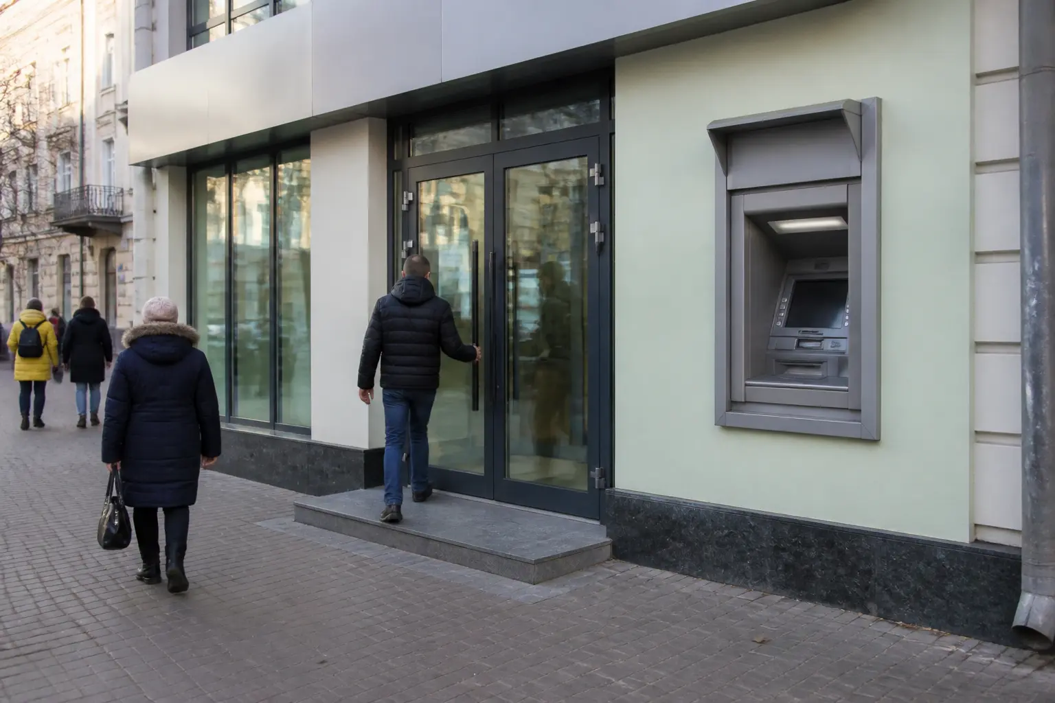 Відділення банку та банкомат на вулиці українського міста