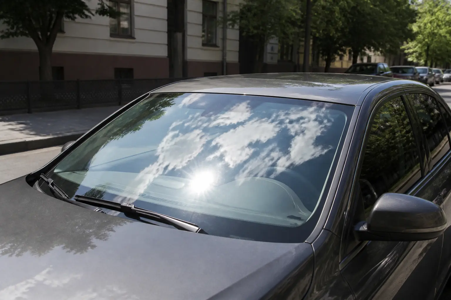 Автомобіль з чистою історією на вулиці міста