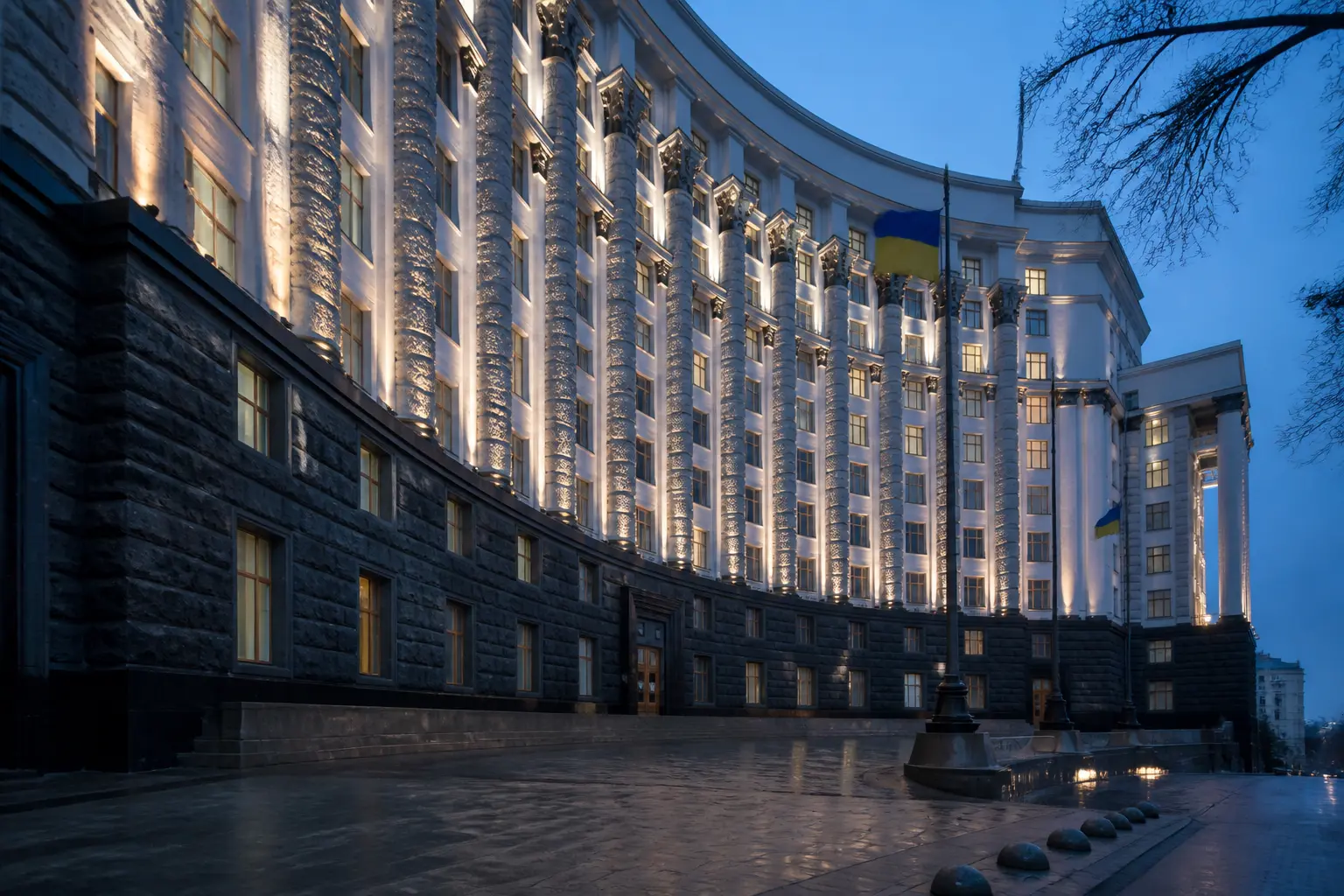 Податкові надходження: робочий стіл із податковою формою, калькулятором і ручкою