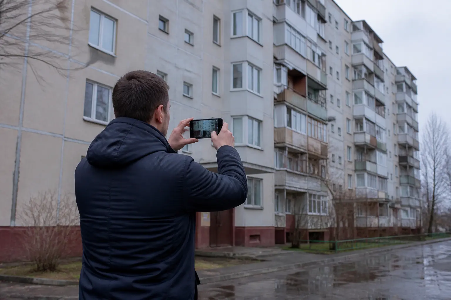 Оценщик фотографирует жилой дом для определения залоговой стоимости