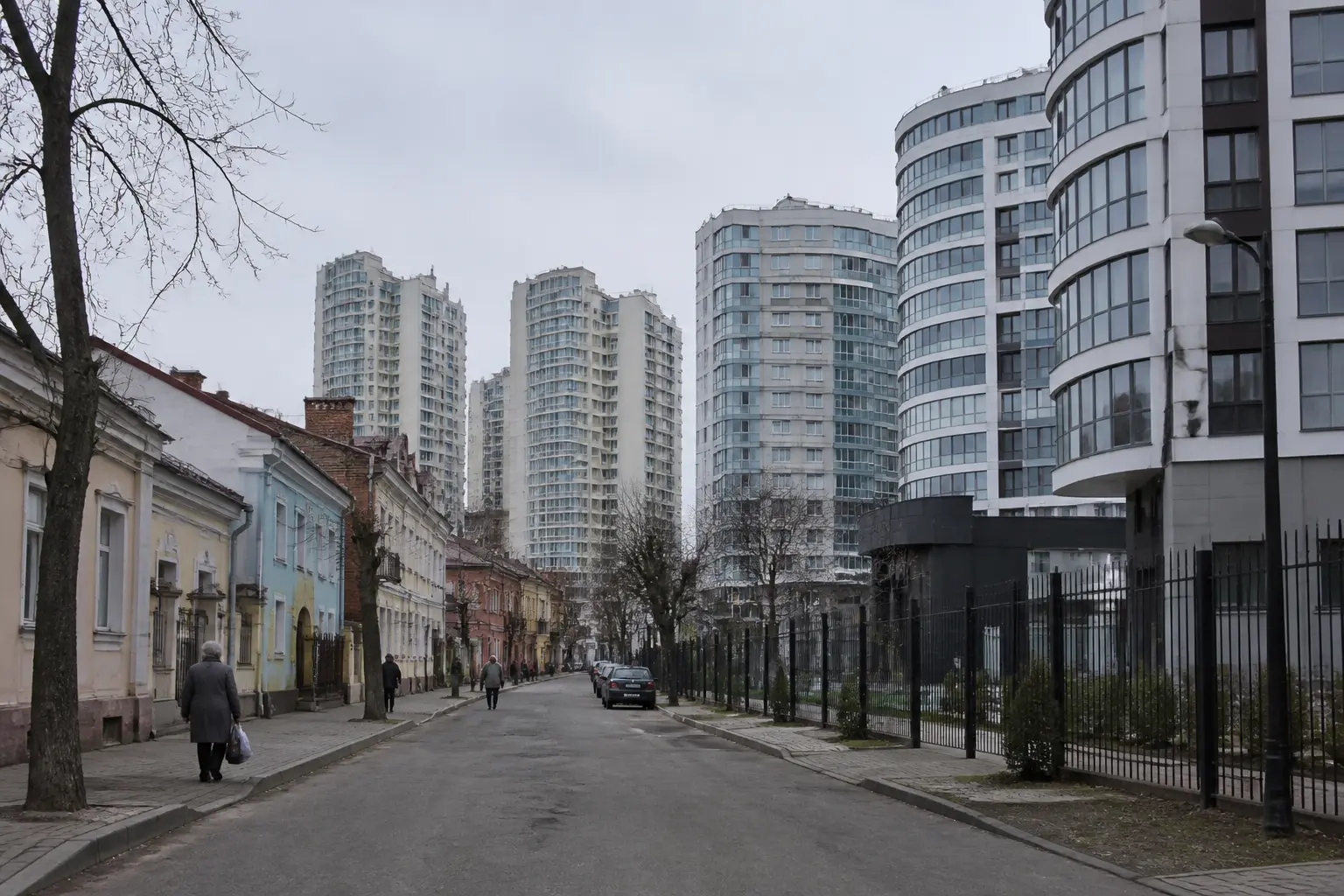 Вулична сцена в українському місті, що відображає економічне розмаїття