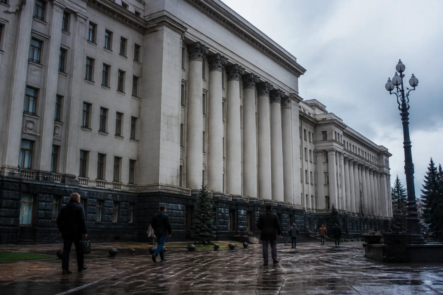 Фасад правительственного здания с колоннами под облачным небом