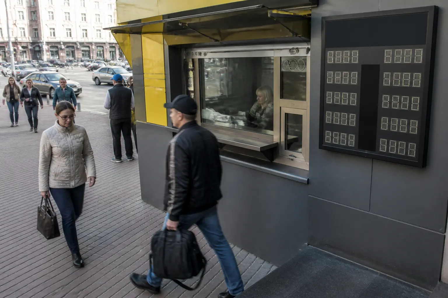 Вуличний обмінник валют в українському місті як символ валютного курсу