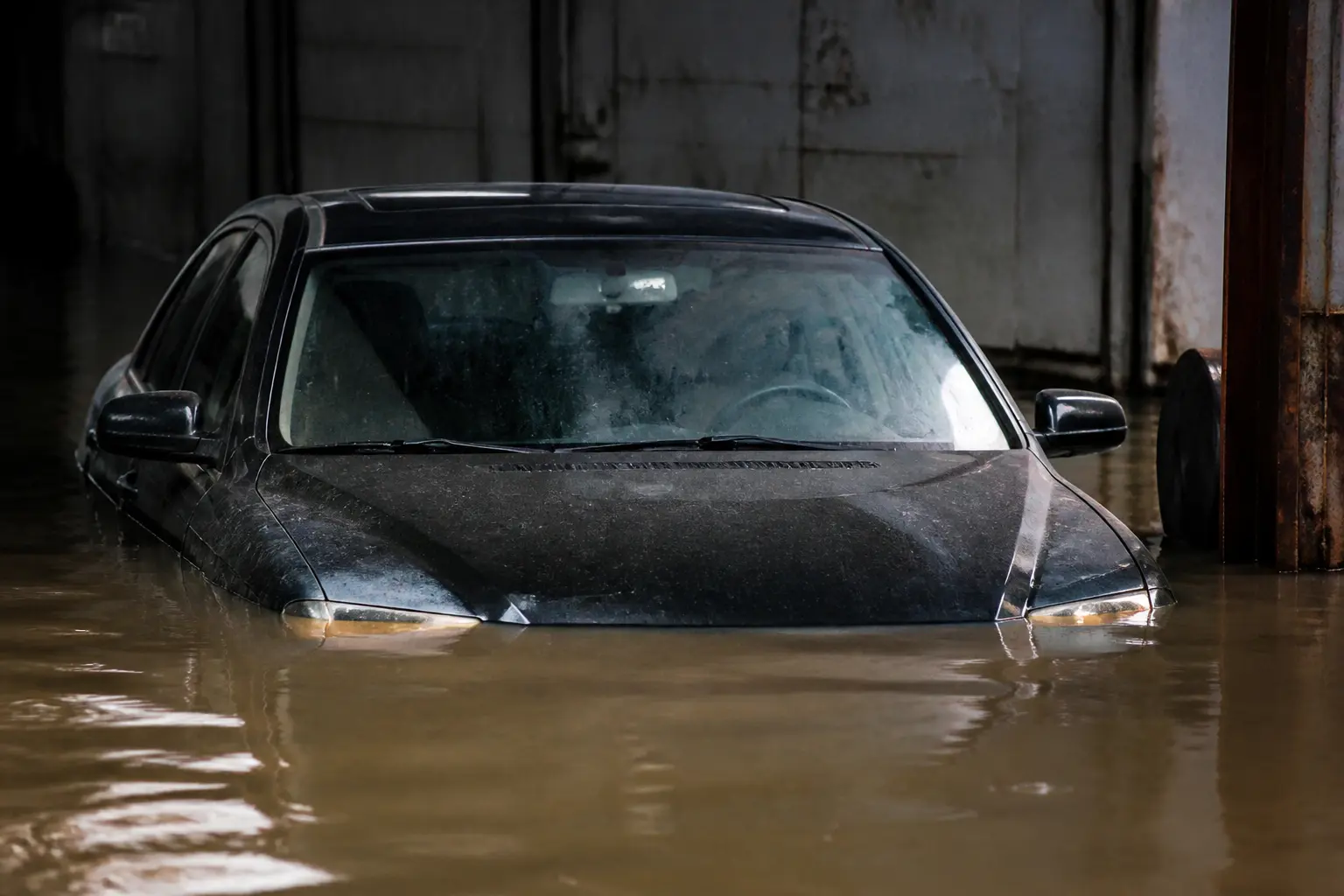 Автомобіль, частково затоплений водою, як символ ризику flood-авто