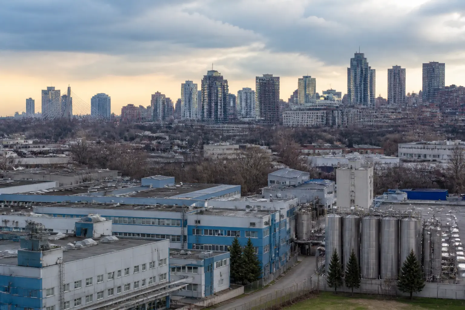Київ, промисловий район на тлі міста