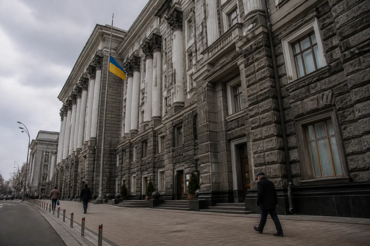 Здание министерства финансов как символ государственного долга и дефолта