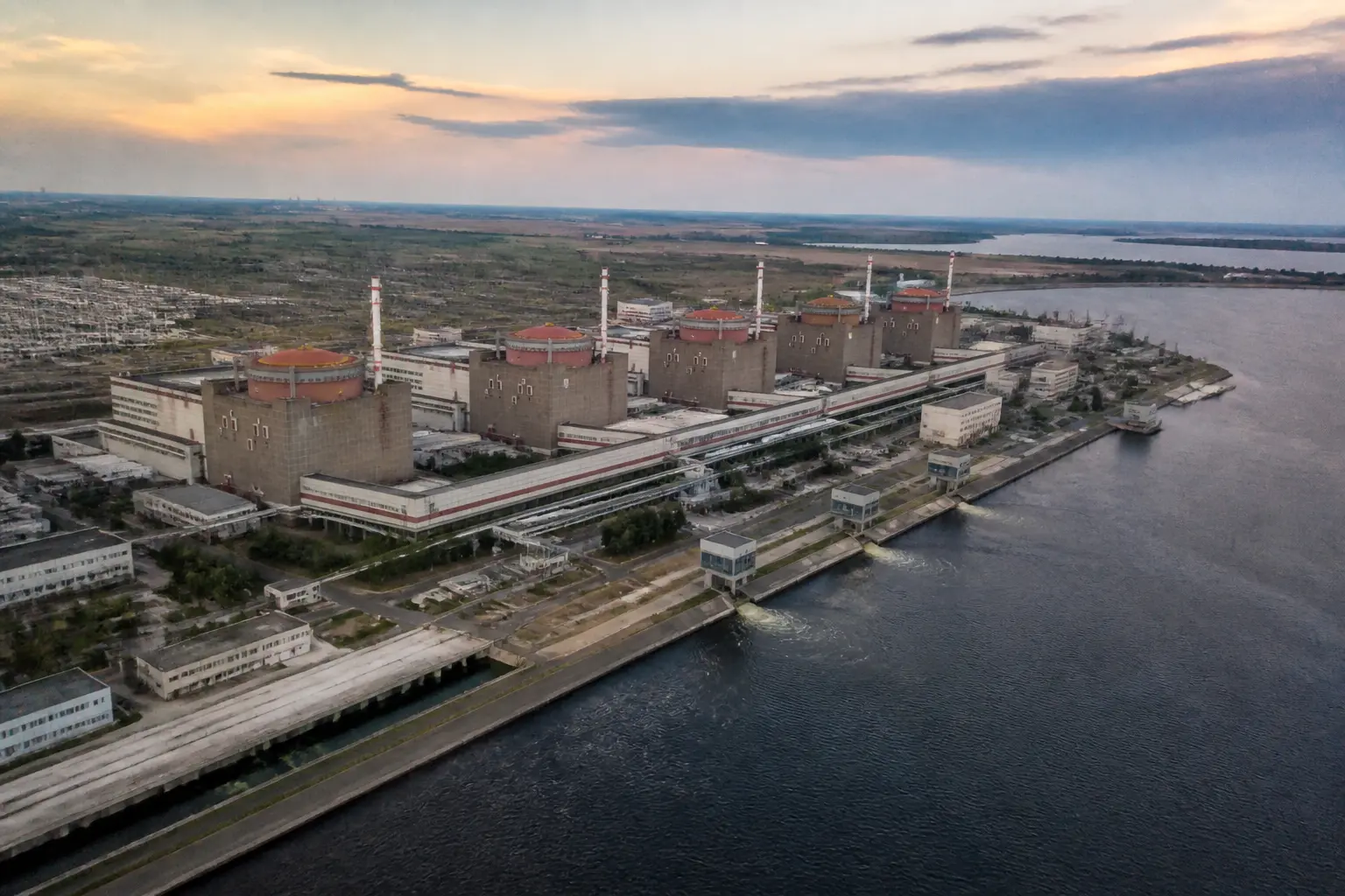 Велика атомна електростанція з шістьма блоками на березі водосховища